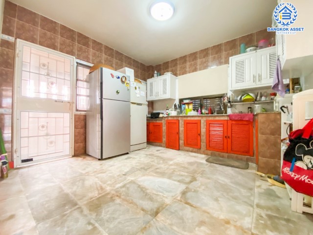 *****บ้านเดี่ยวมือสอง นนทบุรี ม.รติรมย์2 กาญจนาภิเษก เนื้อที่กว้าง 60 ตร.ว. มาพร้อมฟังก์ชัน 3 ห้องนอน 2 ห้องน้ำ 2 ที่จอดรถ ภายในกว้างขวาง พร้อมลากกระเป๋าเข้าอยู่ได้ทันที! ตั้งบนทำเลดี เดินทางสะดวก เชื่อมต่อถนนกาญจนาภิเษก ,ถนนราชพฤกษ์ ,ถนนนครอินทร์ และใกล้ทางด่วน "ศรีรัช" จองเลย!